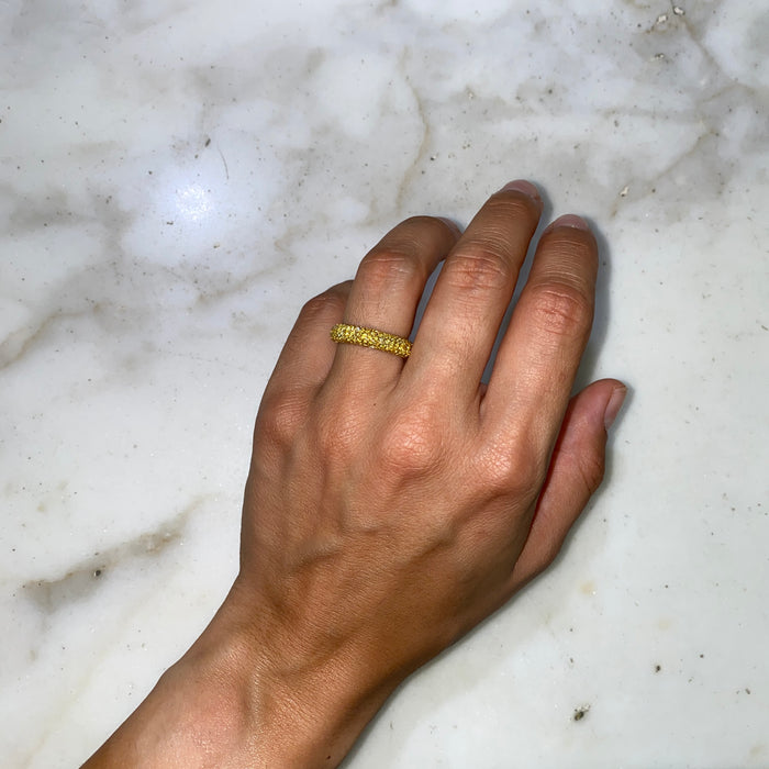 Anello Fascia in Oro Giallo 18K con Pavé di Diamanti Gialli
