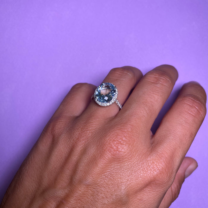 Anello in oro bianco con acquamarina e diamanti