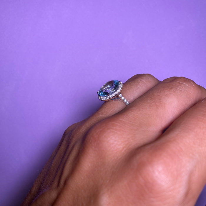 Anello in oro bianco con acquamarina e diamanti