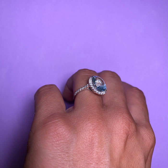 Anello in oro bianco con acquamarina e diamanti