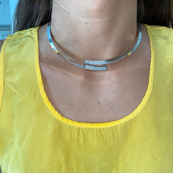 Girocollo rigido in oro bianco con pavé di diamanti