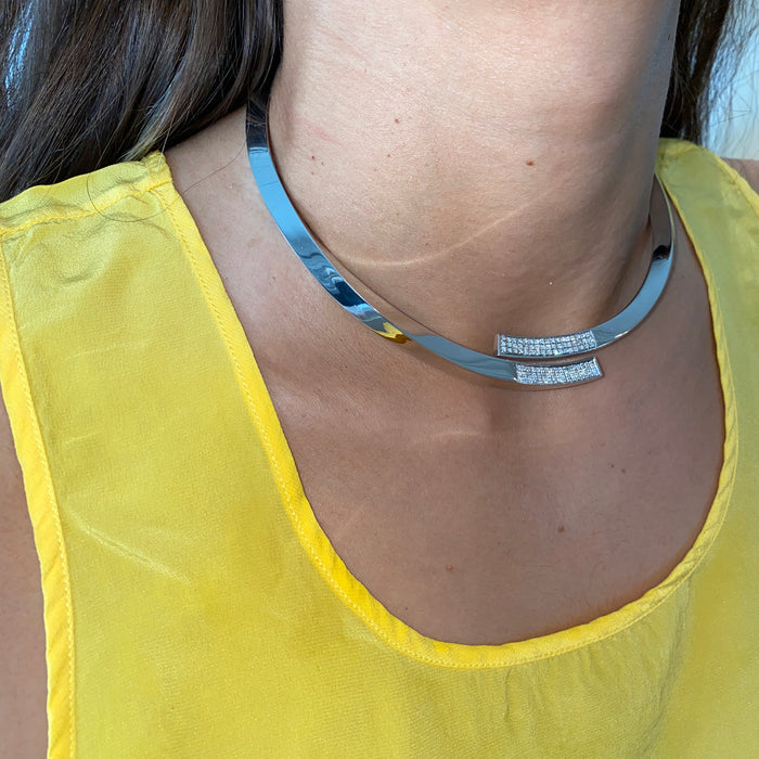 Girocollo rigido in oro bianco con pavé di diamanti