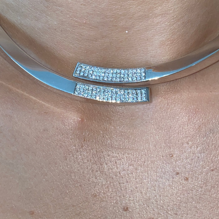 Girocollo rigido in oro bianco con pavé di diamanti