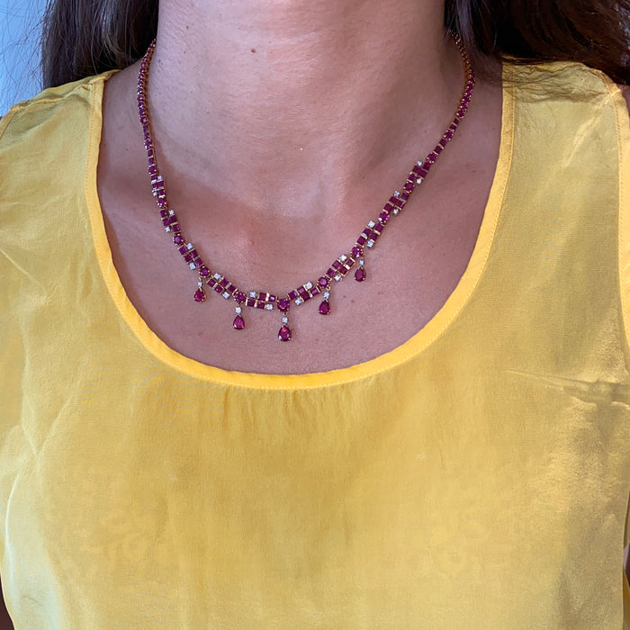 Collier in oro giallo con rubini naturali e diamanti