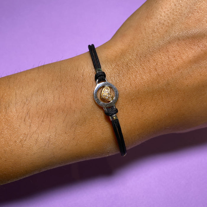 Bracciale con cuore in oro giallo e diamanti su cordino nero
