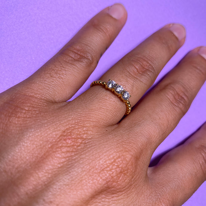 Anello in oro giallo con tre diamanti