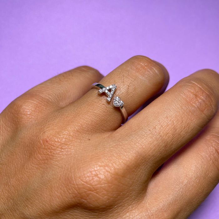 Anello in oro bianco con lettera A e cuore in diamanti