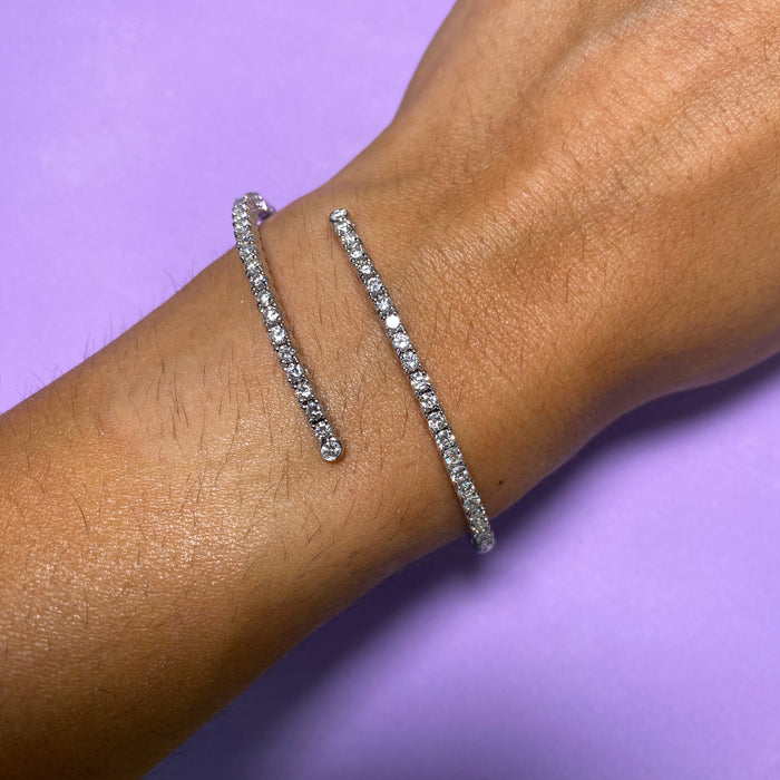 Bracciale Rigido Contrarié in Oro Bianco con Diamanti