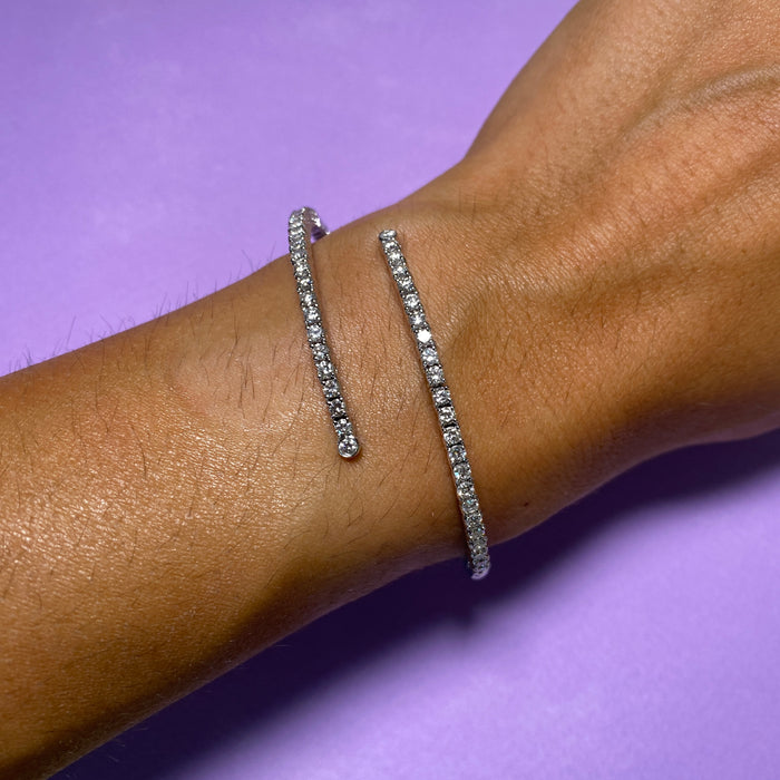 Bracciale Rigido Contrarié in Oro Bianco con Diamanti