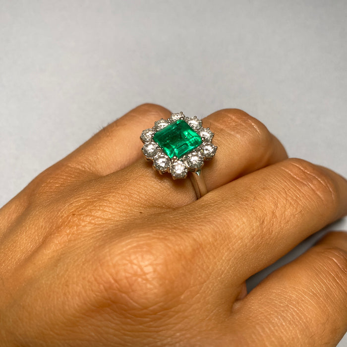 Anello a rosetta, smeraldo naturale 2.30 carati e diamanti bianchi, oro bianco