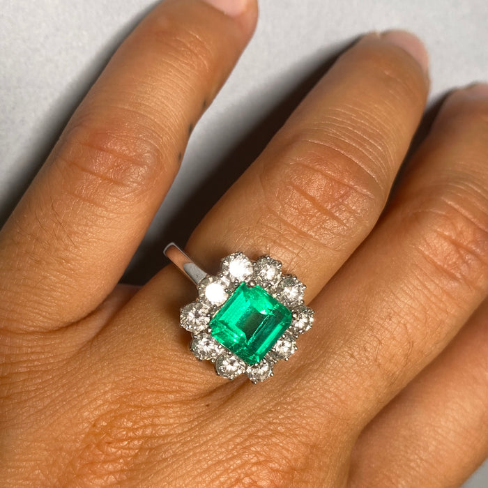 Anello a rosetta, smeraldo naturale 2.30 carati e diamanti bianchi, oro bianco