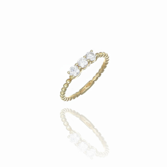 Anello in oro giallo con tre diamanti