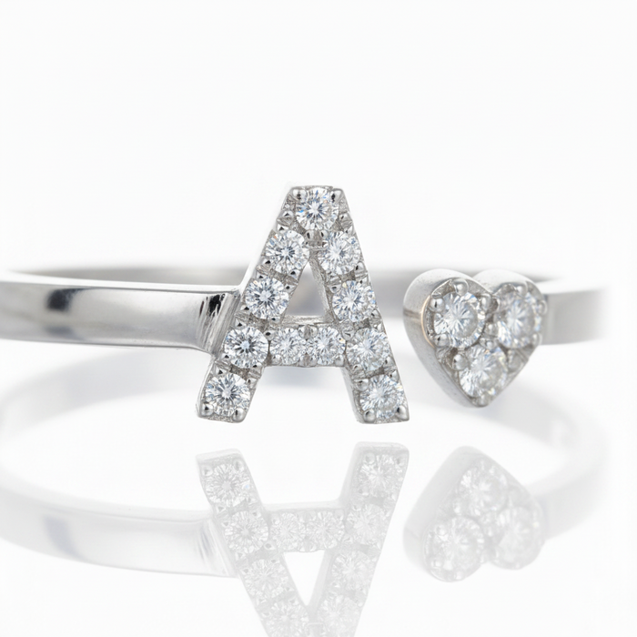 Anello in oro bianco con lettera A e cuore in diamanti