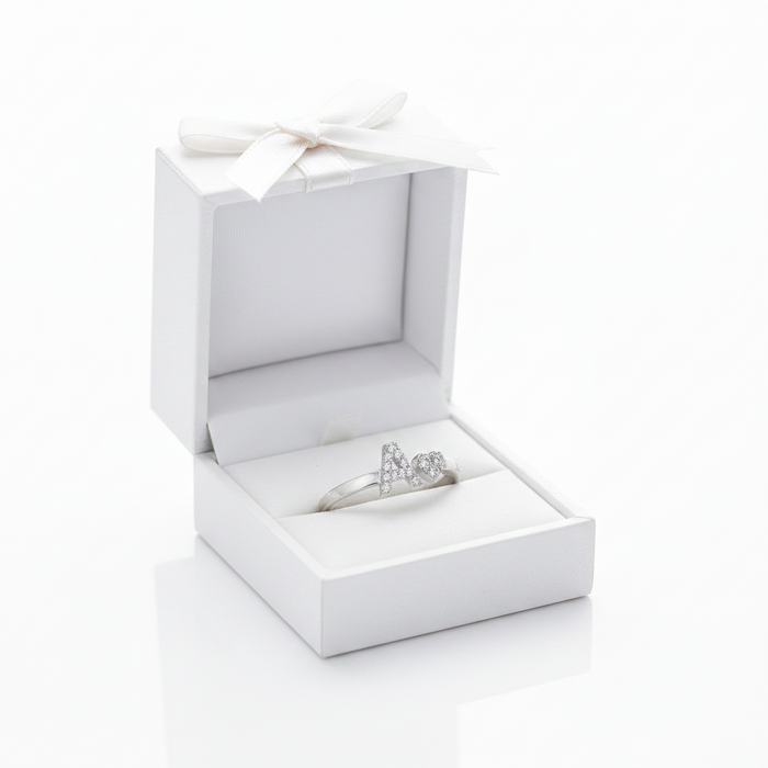 Anello in oro bianco con lettera A e cuore in diamanti