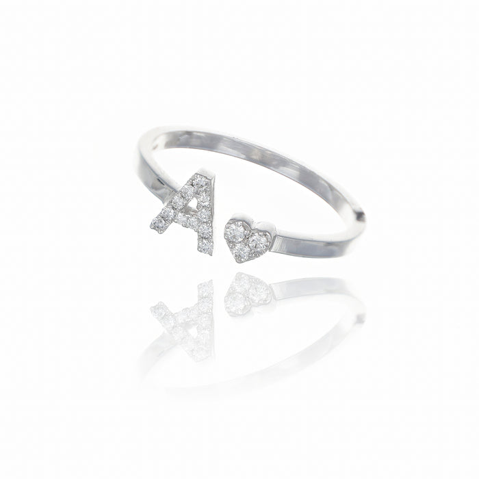 Anello in oro bianco con lettera A e cuore in diamanti