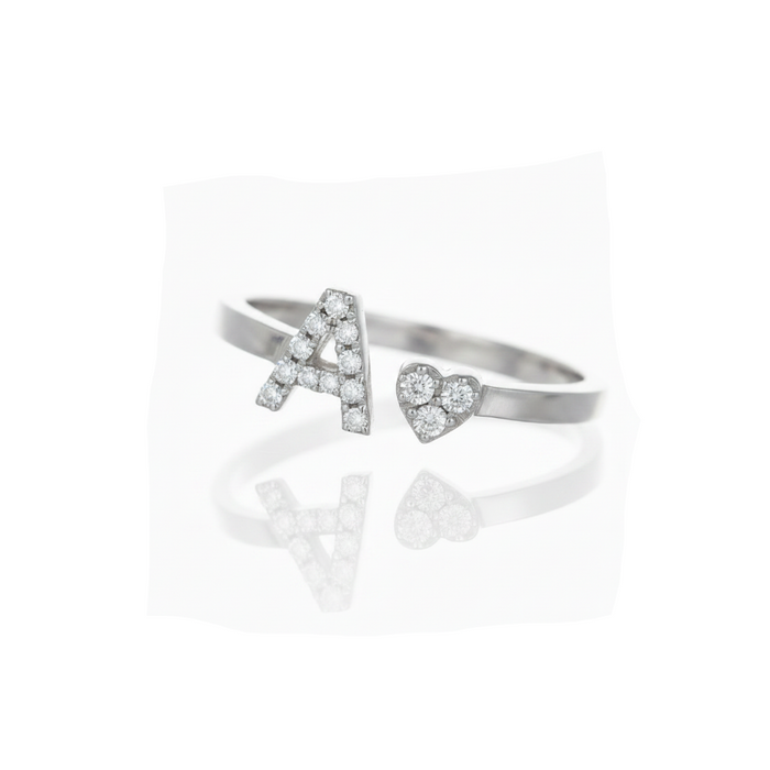 Anello in oro bianco con lettera A e cuore in diamanti