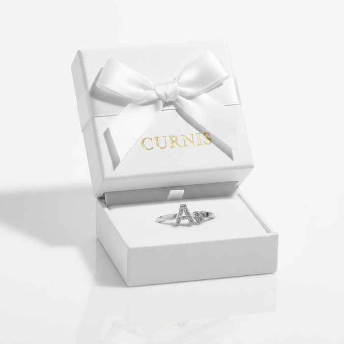 Anello in oro bianco con lettera A e cuore in diamanti