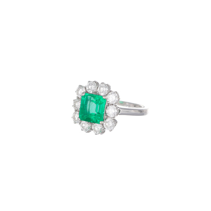 Anello a rosetta, smeraldo naturale 2.30 carati e diamanti bianchi, oro bianco