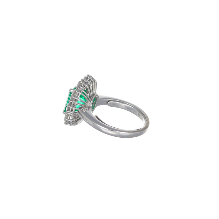 Anello a rosetta, smeraldo naturale 2.30 carati e diamanti bianchi, oro bianco