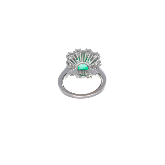 Anello a rosetta, smeraldo naturale 2.30 carati e diamanti bianchi, oro bianco