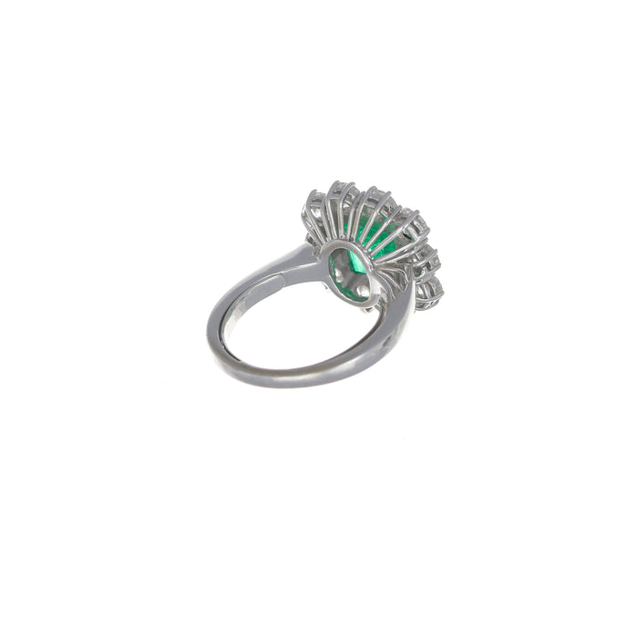 Anello a rosetta, smeraldo naturale 2.30 carati e diamanti bianchi, oro bianco
