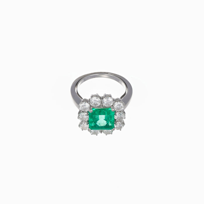 Anello a rosetta, smeraldo naturale 2.30 carati e diamanti bianchi, oro bianco