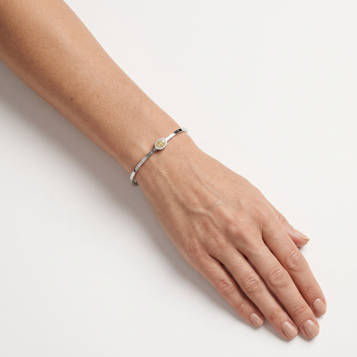 AI · Bracciale - Indossato da DONNA · 0,5 cm