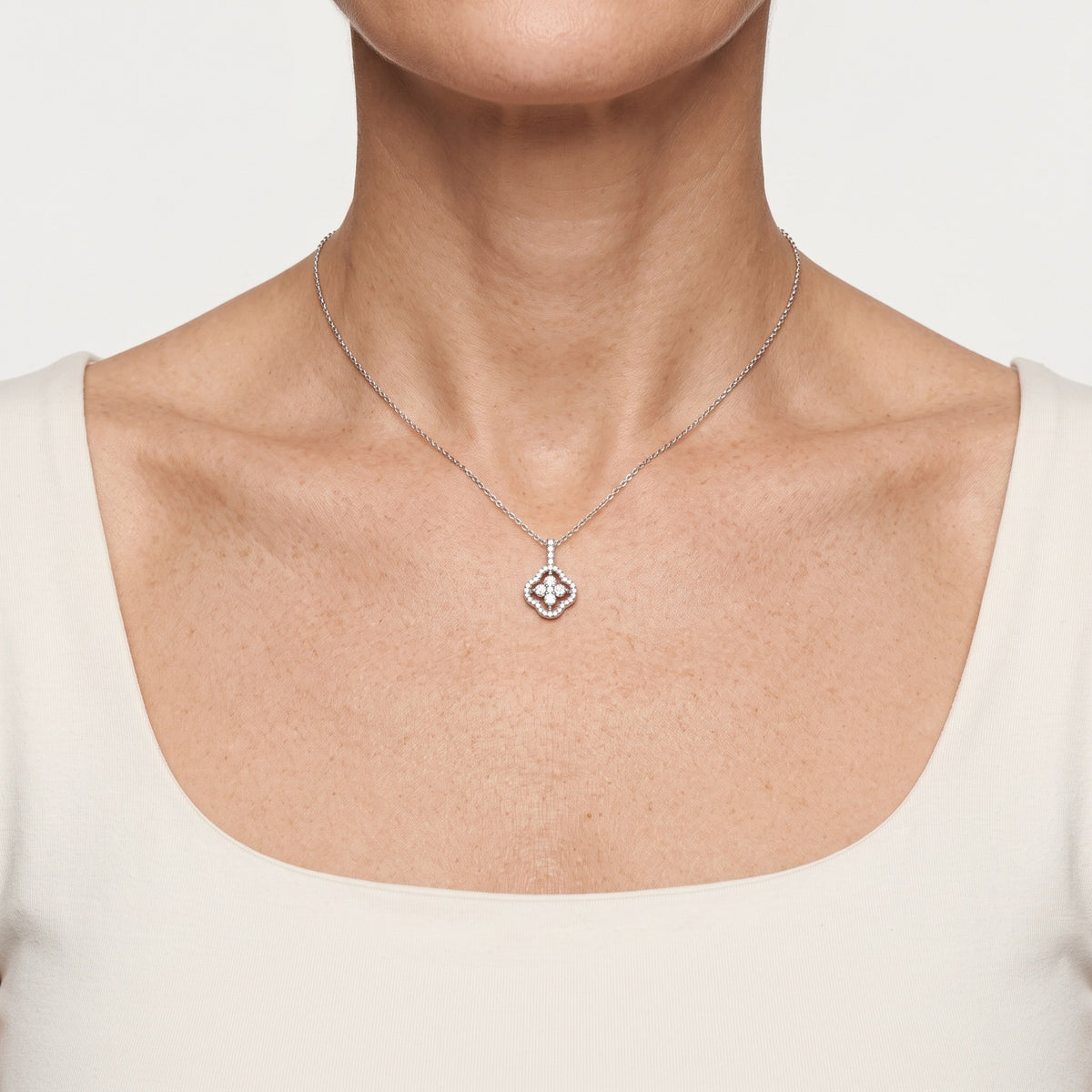 AI · Collana - Indossata da DONNA · micro