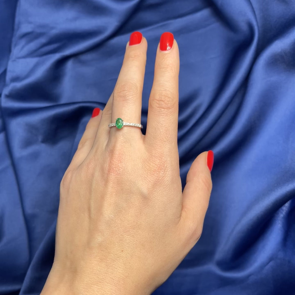 Anello Solitario con Smeraldo Taglio Ovale e Pavé di Diamanti